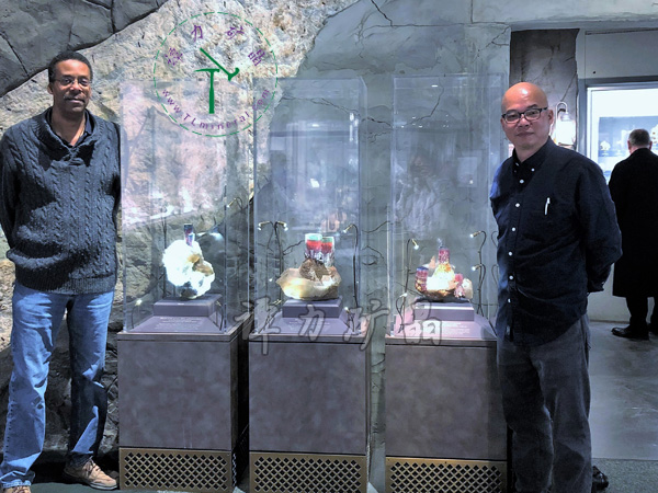 華盛頓國(guó)家自然史博物館Michael-A-Wise邁克爾·懷斯博士（左）向譚力介紹他尋獲的極品碧璽標(biāo)本。