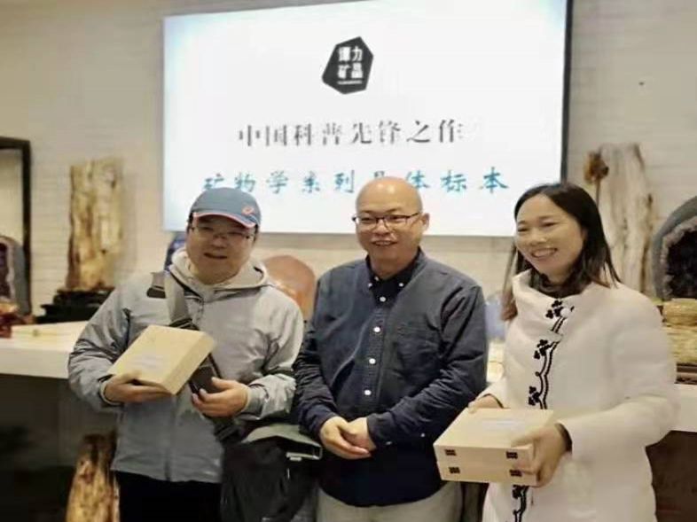 與長(zhǎng)沙市明德中學(xué)黨委書(shū)記、研學(xué)主任、地理老師和長(zhǎng)沙市第一中學(xué)地理老師學(xué)生開(kāi)展研學(xué)課